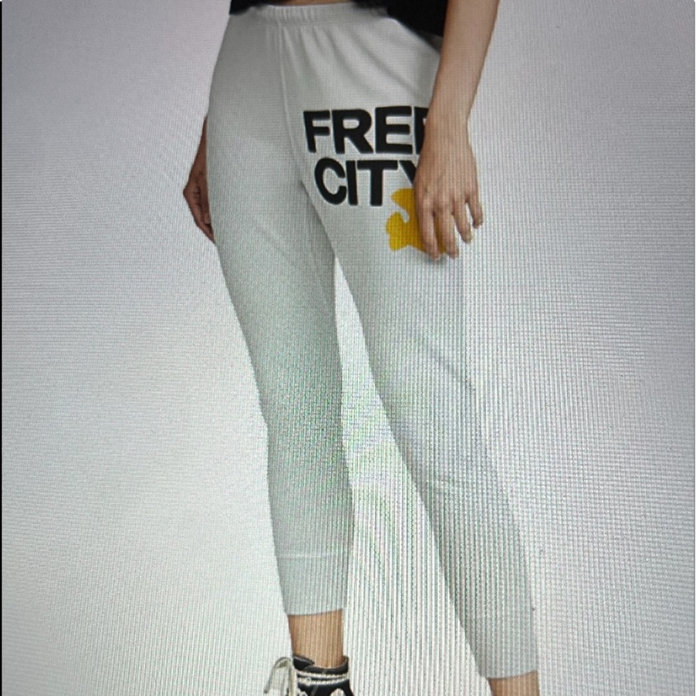 Free city 3/4 cropped sweatpant